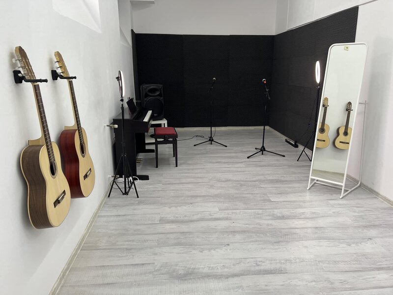 Scoala de Muzica, profa de pian, cursuri pian, canto, chitara, tobe